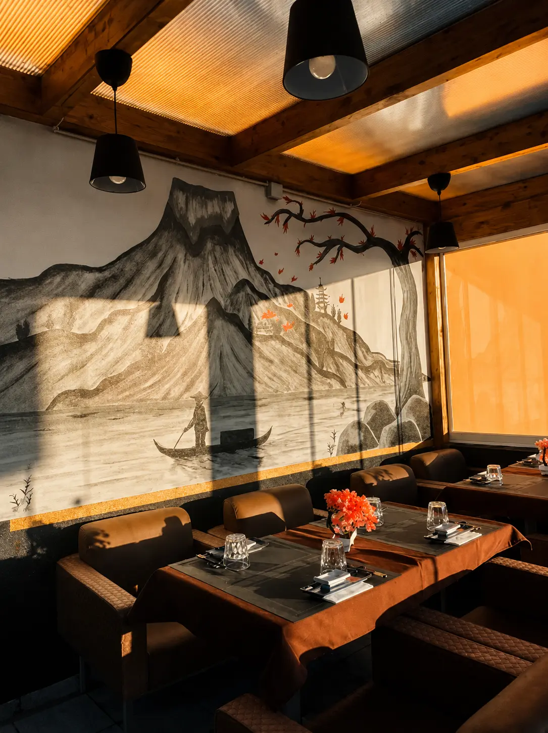 Interior Miss Sushi São João Lampas